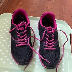 Vionic Kona Orthopedic Walking Sneakers in Black and Pink Size 8